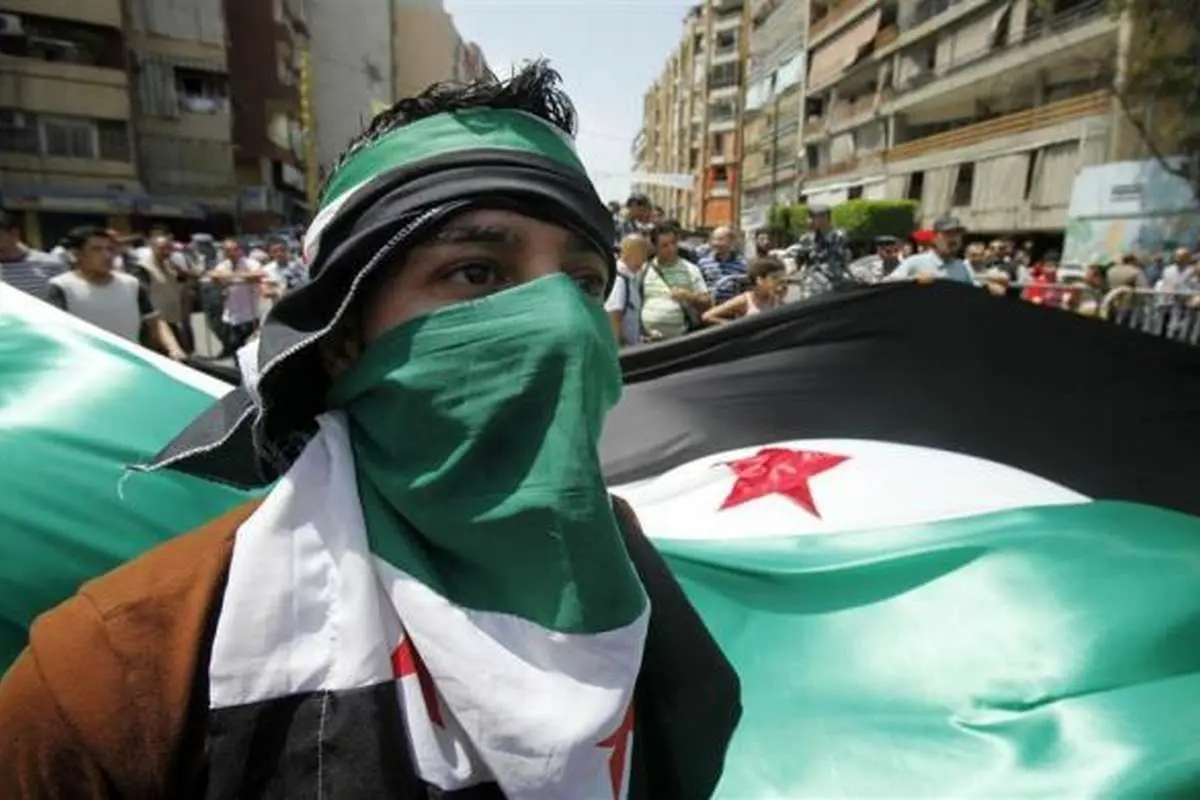 دو تصویر متفاوت از سوریه؛ تظاهرات مخالفان در بیروت و مانور نظامی در حمص