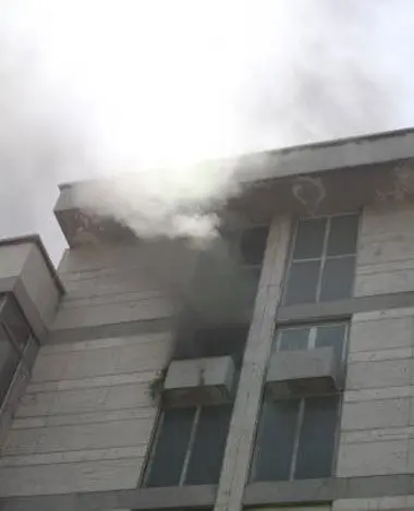 (تصاویر)نجات معجزه‌آسای 3نفر از میان آتش