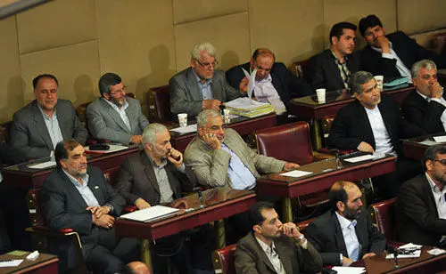 (تصوير)داماد احمدی نژاد در نشست دولت با مجلس نهمی‌ها