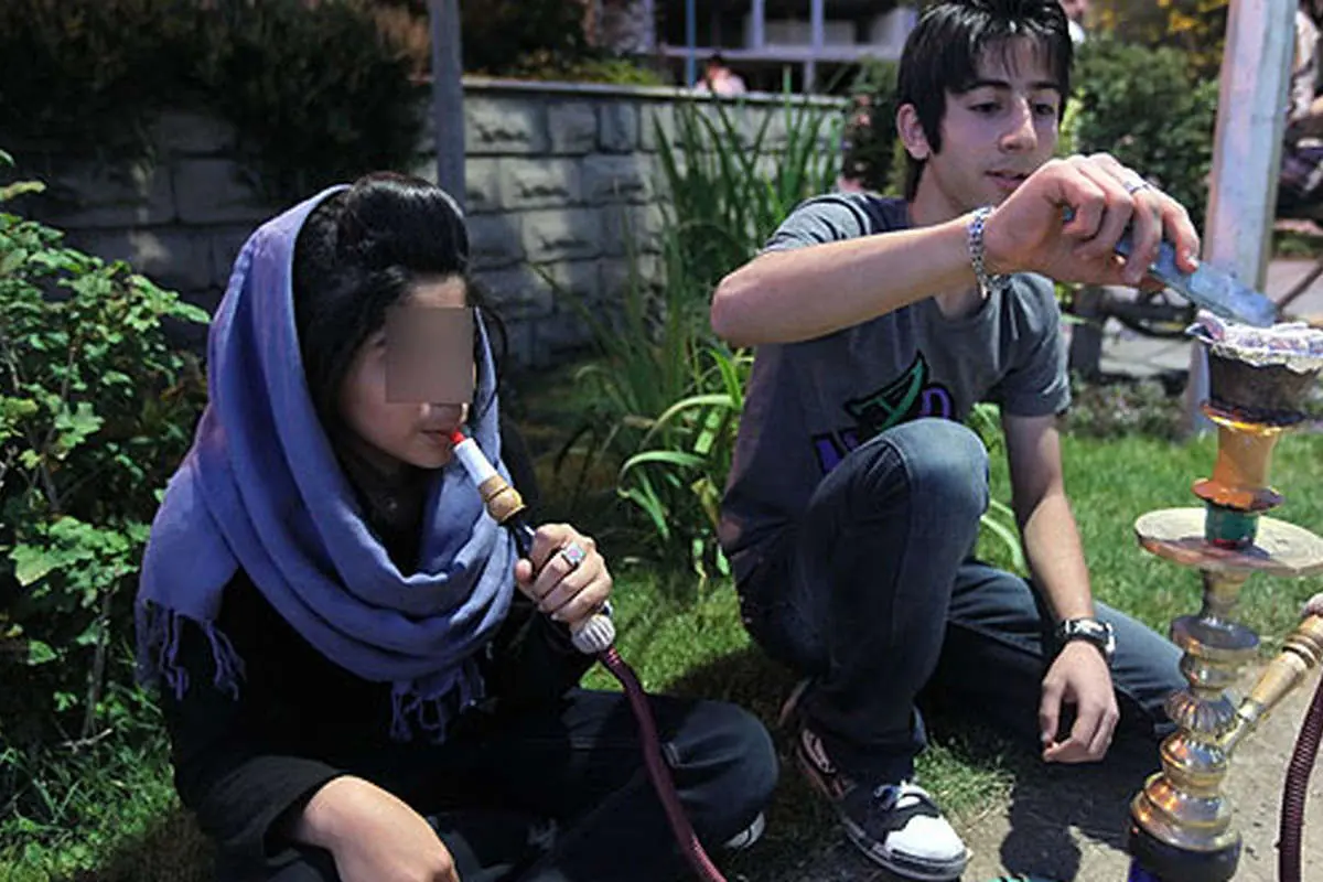 قلیان کشیدن خانمها/ کرایه مرد همراه 25 هزار تومان
