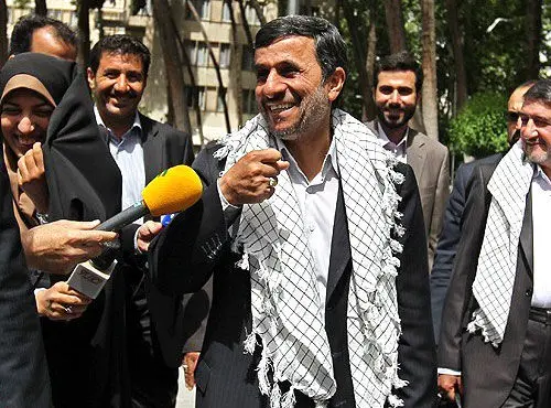 (تصاویر) شوخی احمدی‌نژاد با خبرنگاران