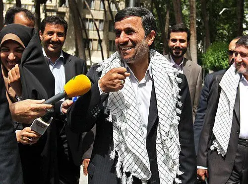 (تصاویر) شوخی احمدی‌نژاد با خبرنگاران