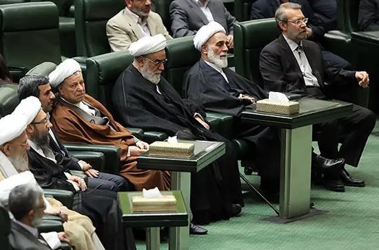 (تصاویر) ناطق با شروع سخنرانی احمدی‌نژاد جلسه را ترک‌کرد