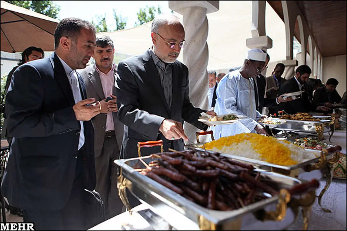 (تصویر) صالحی در حال غذا کشیدن