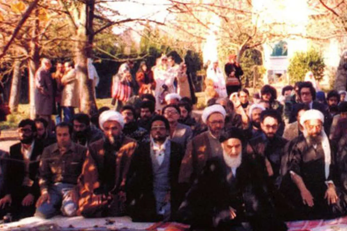 (عکس) خاتمی و مطهری پشت سر امام خمینی