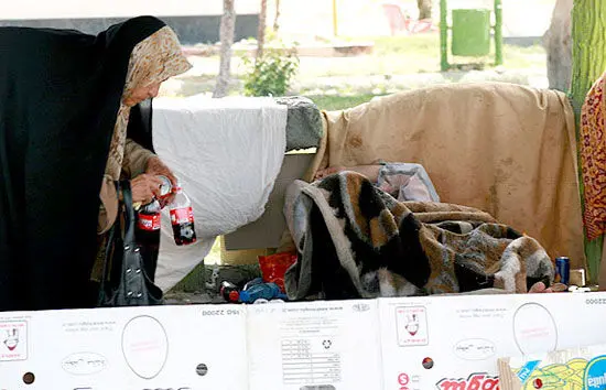 (تصاویر) آوارگی مادر و پسر فرهیخته در پارک ورامین