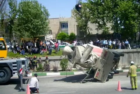 (تصاویر)تصادف میکسر حامل بتون با سواری در بزرگراه امام علی