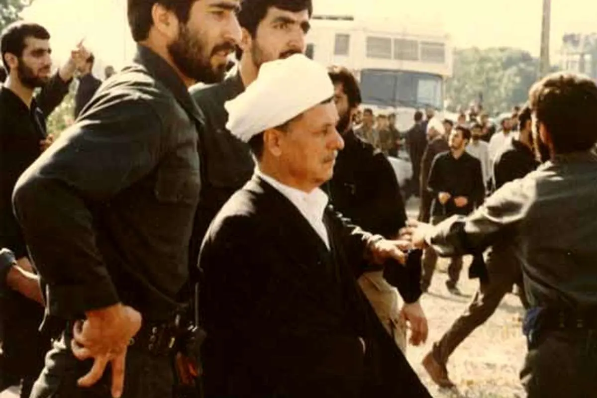 (تصاویر) سخنرانیناتمام هاشمی در تشییعامام(ره)