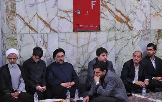 (تصویر) ابطحی پای سخنرانی احمدی‌نژاد