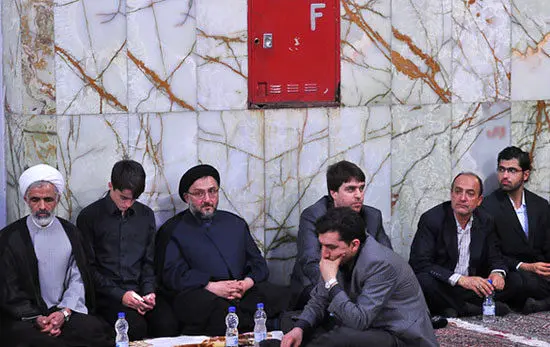 (تصویر) ابطحی پای سخنرانی احمدی‌نژاد