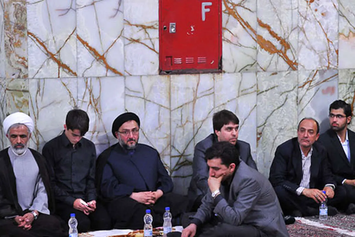 (تصویر) ابطحی پای سخنرانی احمدینژاد