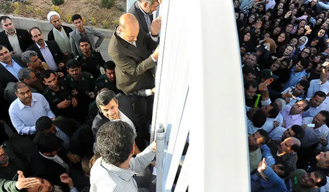 از نرده‌نوردی احمدی‌نژاد و بوی خون در باشگاه پرسپولیس تا بی‌تابی زنان در مراسم تشییع و پرش تماشایی