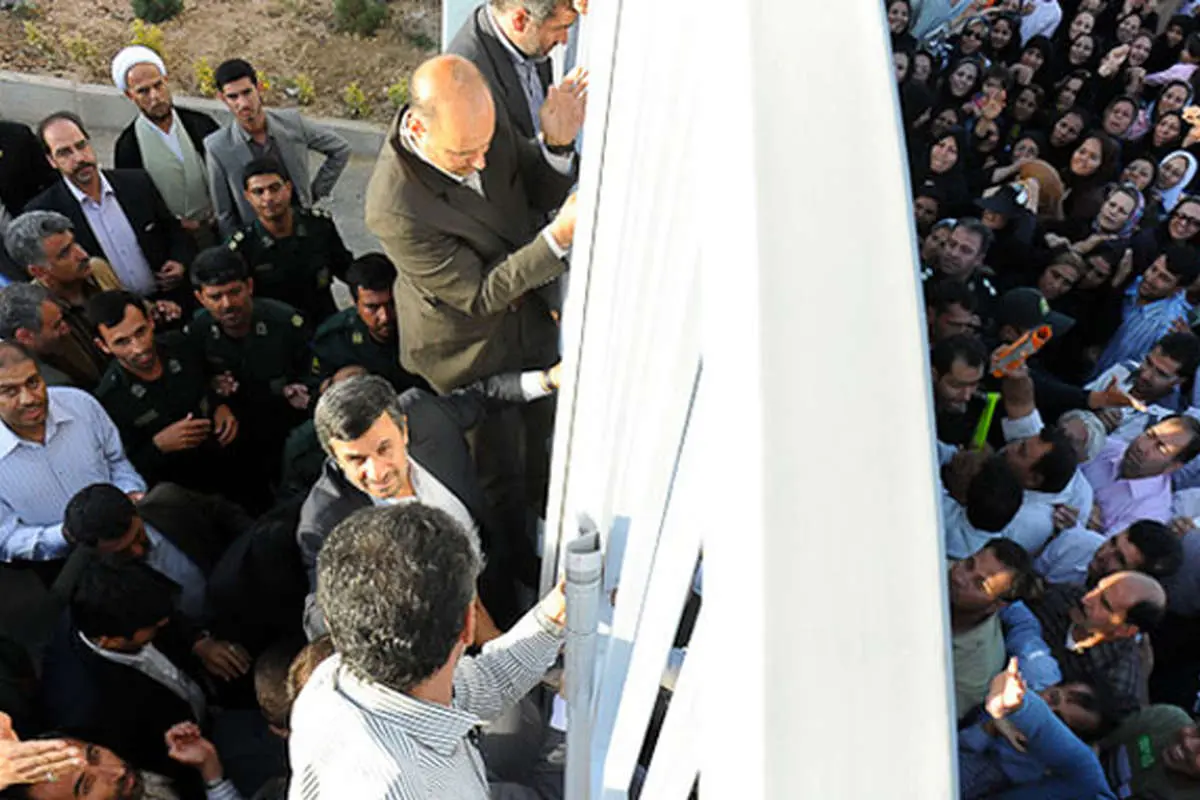 از نردهنوردی احمدینژاد و بوی خون در باشگاه پرسپولیس تا بیتابی زنان در مراسم تشییع و پرش تماشایی