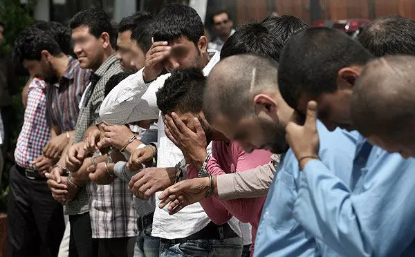 دستگیری اراذل و اوباش؛ از شلوارهای خنده‌دار تا خنده‌های تمسخرآمیز مردم