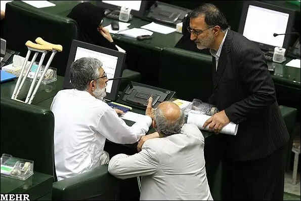 (تصاویر)حداد با پای شکسته و تیپ جدید در مجلس