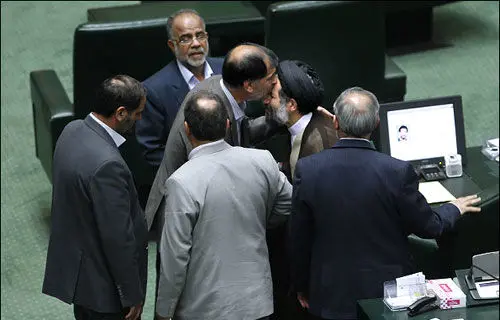 بوسه باهنر بر پیشانی ابوترابی فرد(تصوير)