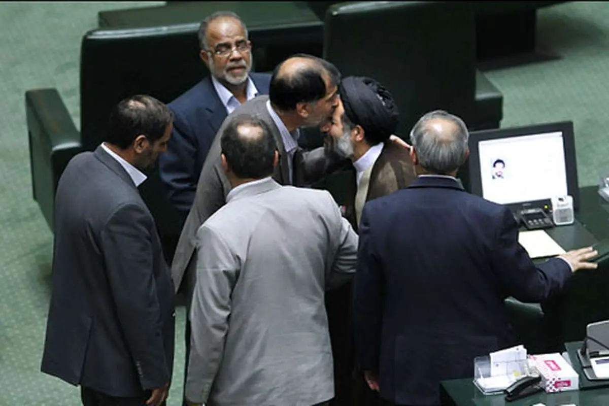 بوسه باهنر بر پیشانی ابوترابی فرد(تصوير)
