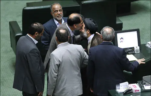 بوسه باهنر بر پیشانی ابوترابی فرد(تصوير)