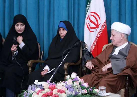 (تصاویر) فائزه هاشمی دست راست پدر در دیدار با دانشگاهیان