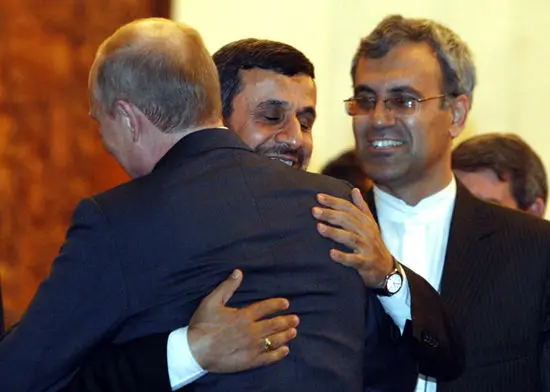 (تصاویر) استقبال گرم پوتین از احمدی‌نژاد