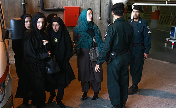(تصاویر) برخورد جنجالی با بدحجابی در برج میلاد