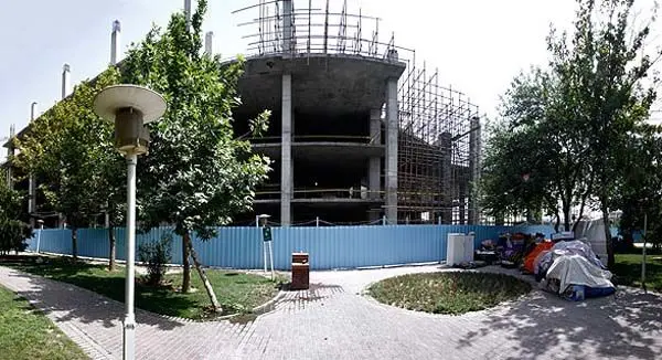 (تصاویر) زندگی یک خانواده تهرانی در پیاده‌رو