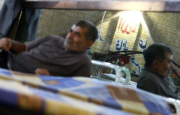(تصاویر) افطاری شهرداری به بی‌خانمان‌ها