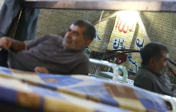 (تصاویر) افطاری شهرداری به بی‌خانمان‌ها