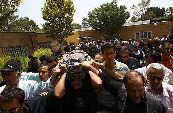 تصاویر؛ اشک‌‌ها و بغض‌ها درخاکسپاری پدر تئاتر