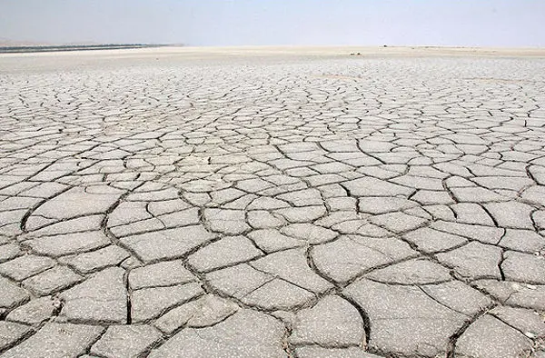(تصاویر) بقایای یک‌‎هلیکوپتر در دریاچه ارومیه