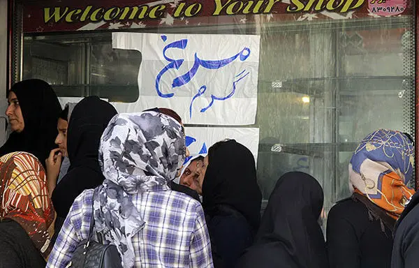 (تصاویر) صف طویل خرید مرغ در شیراز