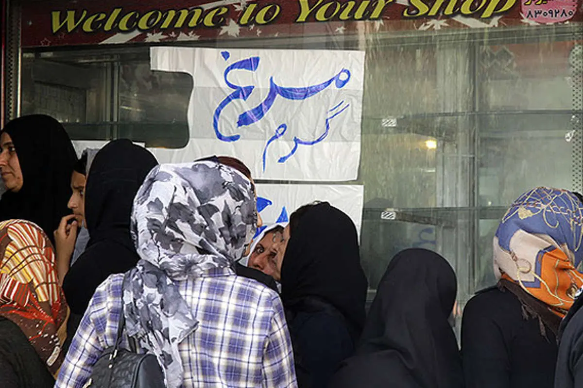 (تصاویر) صف طویل خرید مرغ در شیراز