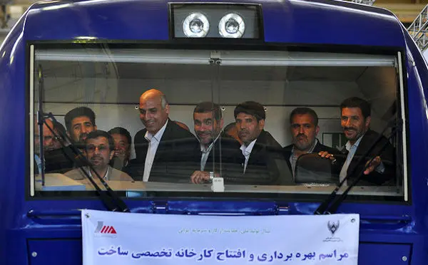 (تصاویر) احمدی‌نژاد پشت فرمان لکوموتیو