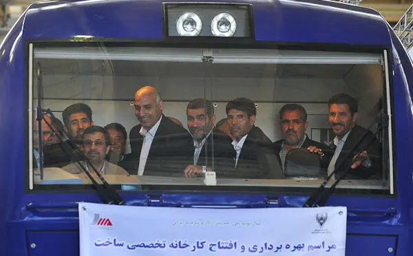 (تصاویر) احمدی‌نژاد پشت فرمان لکوموتیو