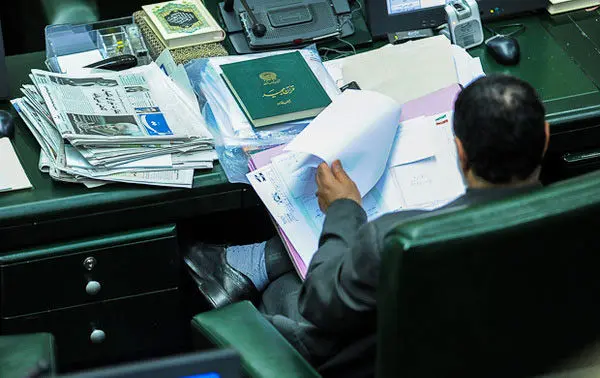 (تصاویر) متن و حواشی صحن علنی مجلس