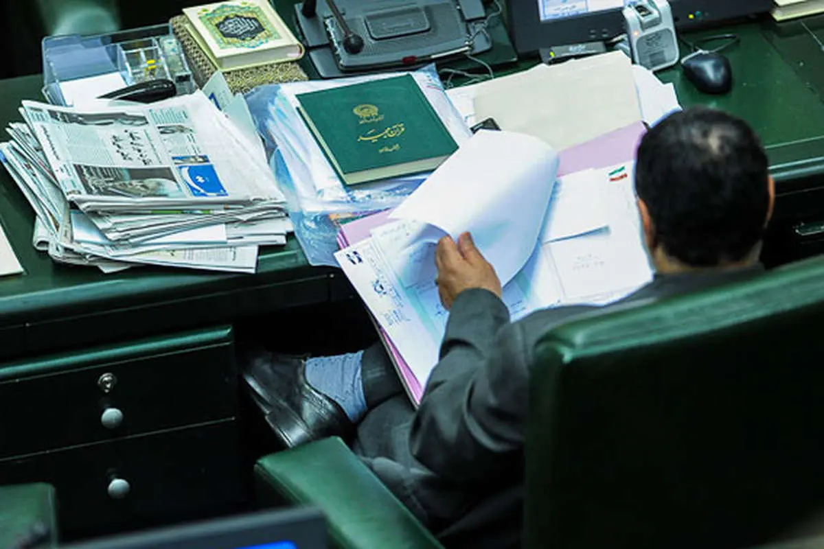 (تصاویر) متن و حواشی صحن علنی مجلس