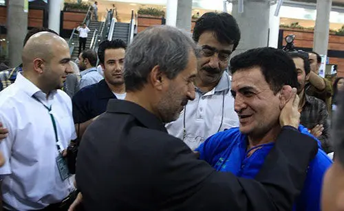 (تصویر) تبریک محمد مایلی کهن به محمد بنا