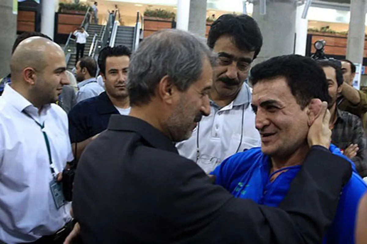 (تصویر) تبریک محمد مایلی کهن به محمد بنا