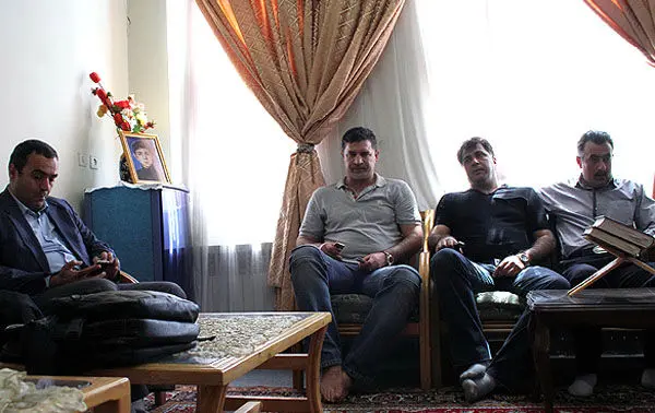 (تصاویر) همدردی علی‌دایی با بازماندگان زلزله
