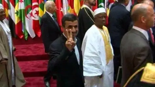 احمدی نژاد بعد از نشان دادن علامت پیروزی به دوربین العربیه: آیا ضبط شد؟
