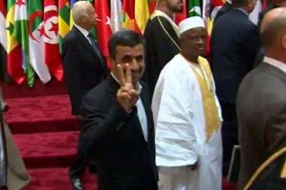 احمدی نژاد بعد از نشان دادن علامت پیروزی به دوربین العربیه: آیا ضبط شد؟