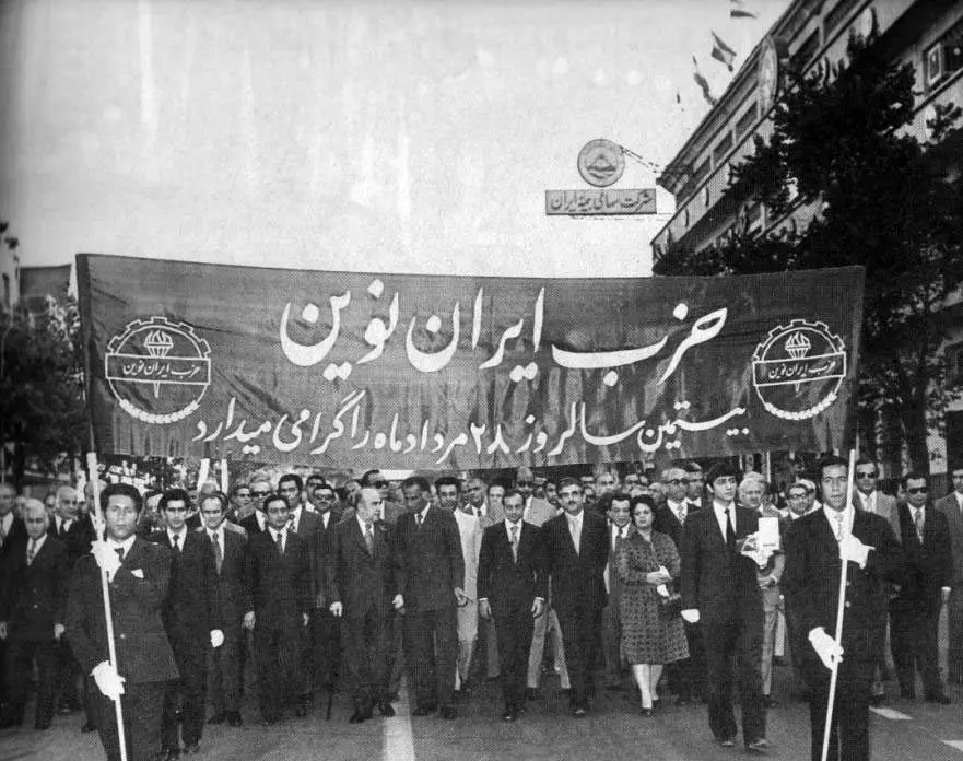 هویدا در راهپیمایی ۲۸ مرداد