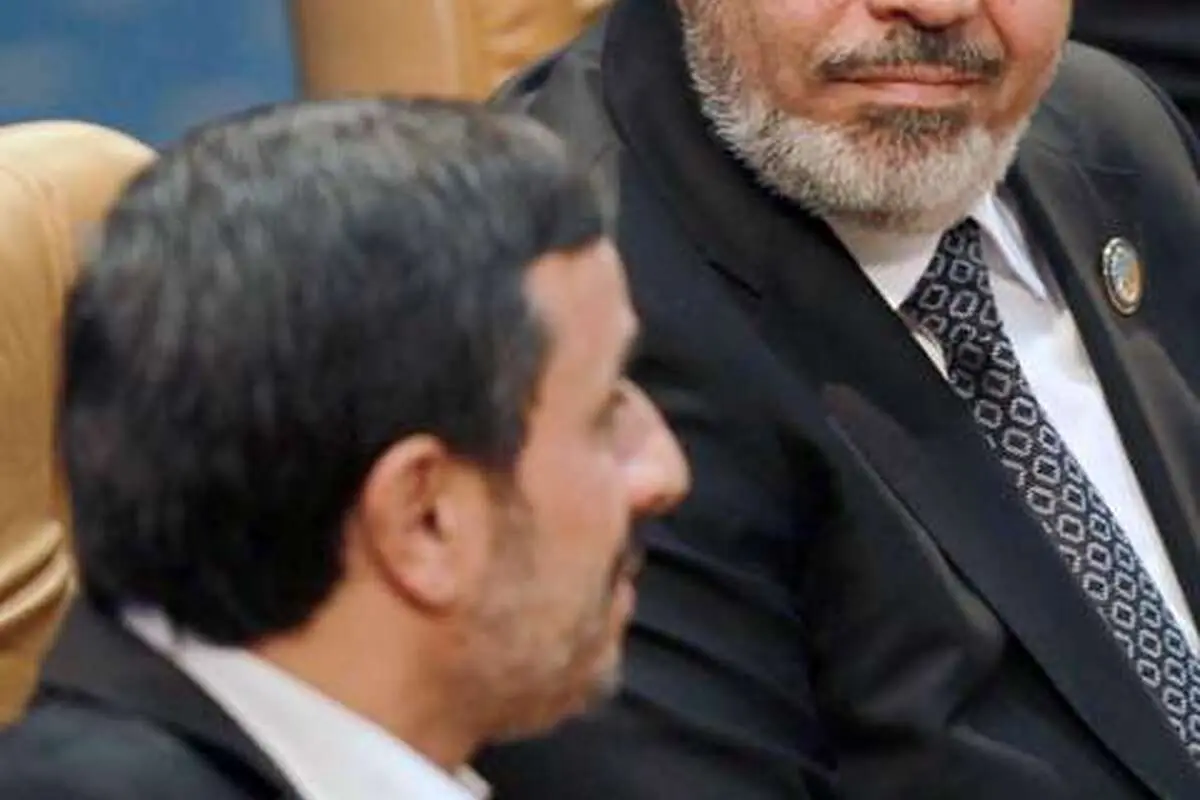 (تصویر) نگاه جالب مرسی به احمدی‌نژاد