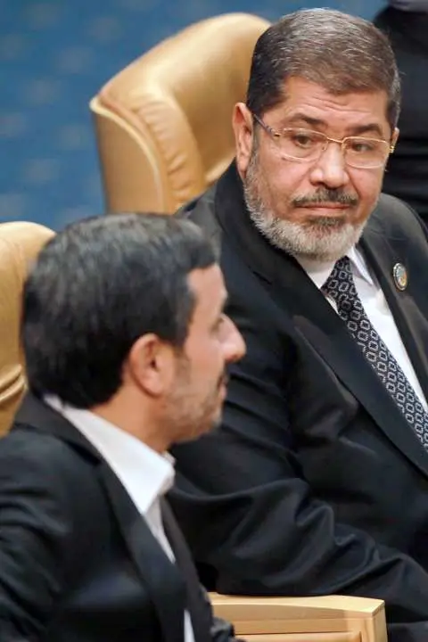 (تصویر) نگاه جالب مرسی به احمدی‌نژاد