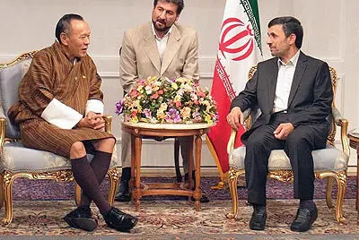 (عكس) لباس عجیب مقام حاضر در نشست «نم»