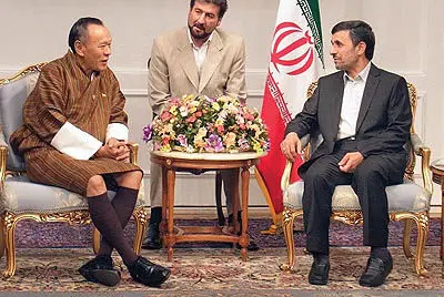 (عكس) لباس عجیب مقام حاضر در نشست «نم»