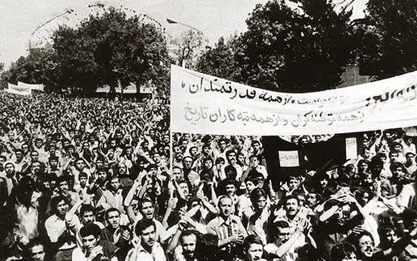 (تصاویر) جمعه‌خونيني كه انقلاب را بيمه‌كرد
