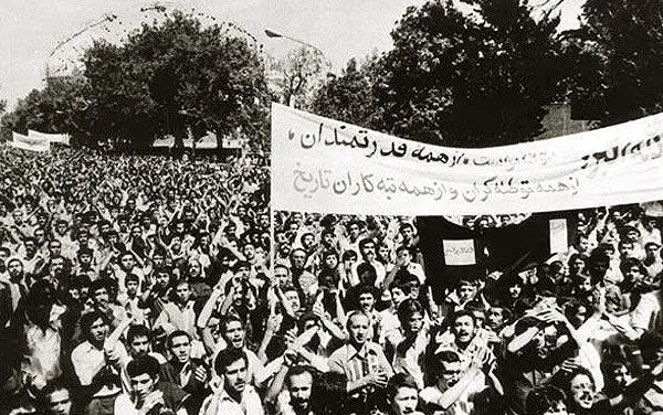 (تصاویر) جمعه‌خونيني كه انقلاب را بيمه‌كرد