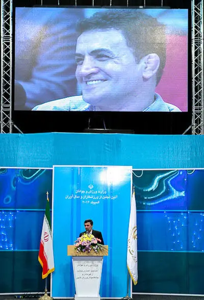 (تصاویر) بوسه محمد بنا بر دست مادر
