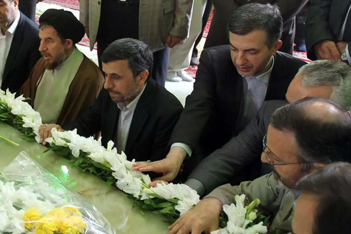 (تصاویر) مشایی در مرقد امام(ره)